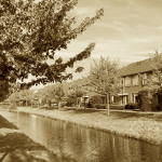 Foto van huurwoningen aan het water.